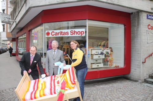 v.l. Direktor Klaus Hermetter (Geschäftsführer DB Schenker), Petra Gidebratt-Kaindl (IKEA Klagenfurt Geschäftsführerin) Dr. Viktor Omelko (Caritas Direktor) (© Foto: Mag. Kohlmaier/Caritas Kärnten) v.l. Direktor Klaus Hermetter (Geschäftsführer DB Schenker), Petra Gidebratt-Kaindl (IKEA Klagenfurt Geschäftsführerin) Dr. Viktor Omelko (Caritas Direktor) (© Foto: Mag. Kohlmaier/Caritas Kärnten)