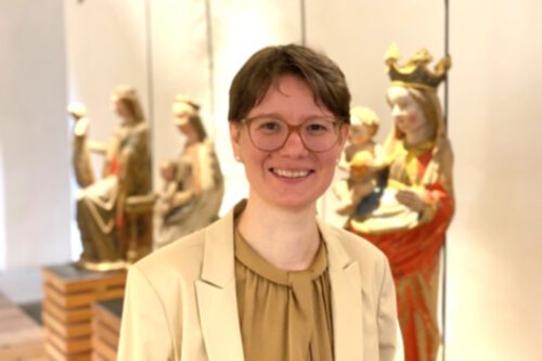 Diözesankonservatorin Schiestl präsentiert im Rahmen der Sonderausstellung in der “Schatzkammer Gurk“ 16 Exponate aus dem für die Öffentlichkeit nicht zugänglichen Museumsdepot. Foto: KHKronawetter Diözesankonservatorin Schiestl präsentiert im Rahmen der Sonderausstellung in der “Schatzkammer Gurk“ 16 Exponate aus dem für die Öffentlichkeit nicht zugänglichen Museumsdepot. Foto: KHKronawetter