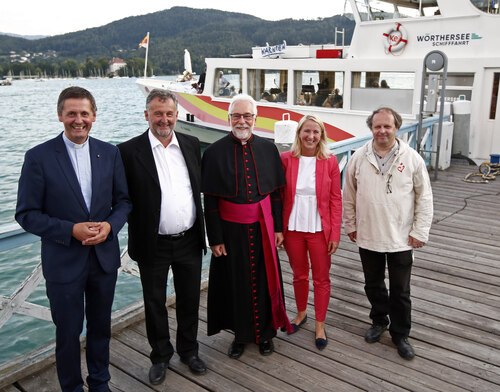 Dompfarrer Peter Allmaier, Pfarrer Josef Allmaier, Bischof Marketz, Organisatorin Iris Binder und Stadthauptpfarrer Gerhard Simonitti (v.l.) vor dem Ablegen der drei Schiffe in Klagenfurt; Foto: Diözesan-Pressestelle/Eggenberger