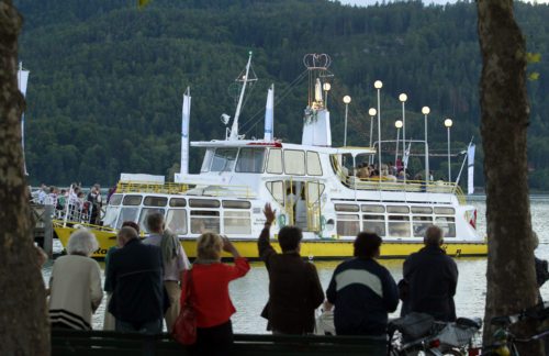 Die traditionelle Marienschiffsprozession auf dem Wörthersee zieht jährlich tausende Besucher an. (© Foto: Pressestelle/Eggenberger)