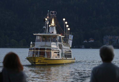 Apostolischer Administrator Freistetter leitet die Marienschiffsprozession am Wörthersee. Foto: Pressestelle/Eggenberger