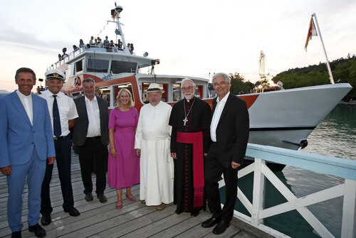 Bischof Marketz mit Dompfarrer Peter Allmaier, Kapitän, Pfarrer Josef Allmaier, Organisatorin Iris Binder,und Domkapellmeister Thomas Wasserfaller (v. r.) bei der 69. Marienschiffsprozession auf dem Wörthersee Foto: Diözesan-Pressestelle/Eggenbergerrschrift (Bildrechte sind zwingend anzugeben!) Bischof Marketz mit Dompfarrer Peter Allmaier, Kapitän, Pfarrer Josef Allmaier, Organisatorin Iris Binder,und Domkapellmeister Thomas Wasserfaller (v. r.) bei der 69. Marienschiffsprozession auf dem Wörthersee Foto: Diözesan-Pressestelle/Eggenbergerrschrift (Bildrechte sind zwingend anzugeben!)