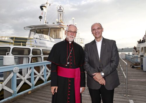 Bischof Marketz (im Bild mit Stadtpfarrer P. Salzl, Klagenfurt-St. Josef/Siebenhügel) leitete die 66. Marienschiffsprozession auf dem Wörthersee. Foto: Diözesan-Pressestelle/Eggenberger