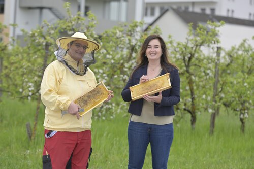 Foto © EKH/StudioHorst<br />
Imkerin und Bienenwirtschafterin Ing. Mag. Michaela Kohlbacher-Schneider gemeinsam mit Mag. Dr. Elke Haber, MBA, Kaufmännischer Direktorin des Ordenskrankenhauses