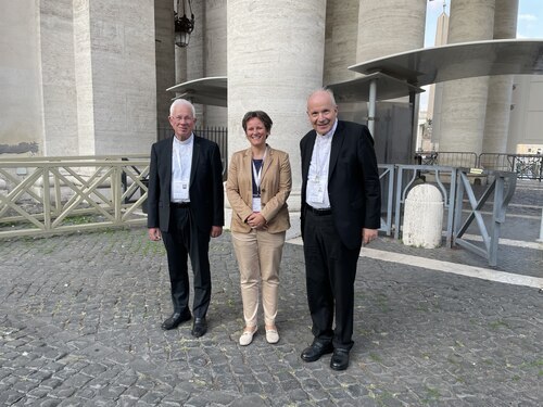 Erzbischof Franz Lackner (li.) (Vorsitzender der Österreichischen Bischofskonferenz), Kardinal Christoph Schönborn (re.) und in der Mitte die Linzer Pastoraltheologin Klara-Antonia Csiszar. (Foto: G. Schimmerl/Kathpress)