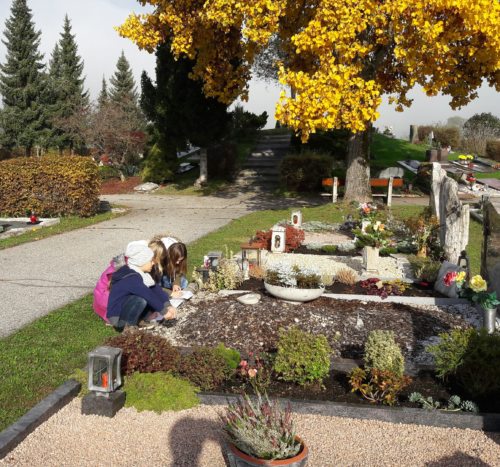 Schülerinnen bei der Gruppenarbeit am Friedhof. (© Foto: Mag. Ulrich Kogler)