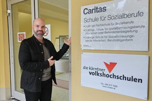 Hereinspaziert: Schulleiter Wolfgang Kogler lädt interessierte Pflichtschulabgänger*innen zum Besuch der Fachschule für Sozialberufe mit Pflegevorbereitung ein. Foto: Caritas Hereinspaziert: Schulleiter Wolfgang Kogler lädt interessierte Pflichtschulabgänger*innen zum Besuch der Fachschule für Sozialberufe mit Pflegevorbereitung ein. Foto: Caritas