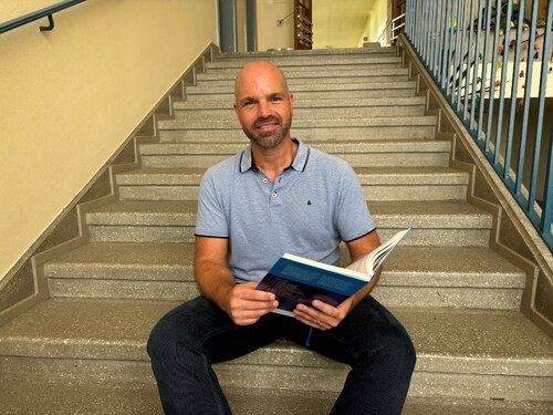 Wolfgang Kogler hat für alle Schüler*innen ein offenes Ohr: „Wir bieten ein modernes wie hochwertiges Angebot, um qualifizierte Fachkräfte für den Sozial-, Gesundheits- und Pflegebereich von morgen auszubilden.“ (Foto: Caritas Kärnten) Wolfgang Kogler hat für alle Schüler*innen ein offenes Ohr: „Wir bieten ein modernes wie hochwertiges Angebot, um qualifizierte Fachkräfte für den Sozial-, Gesundheits- und Pflegebereich von morgen auszubilden.“ (Foto: Caritas Kärnten)