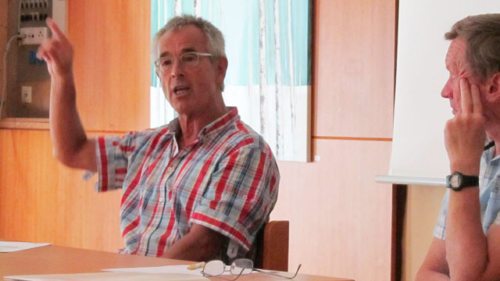 Professor Stephan Schulmeister bei seinem lebhaften Vortrag. Organisator Hans Kuba hört aufmerksam zu. (© Foto: Susanne Schlager)