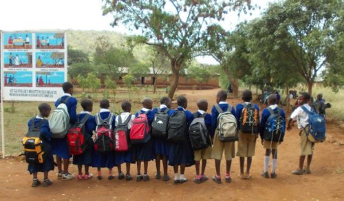 Schulpatenschaften: Schülerinnen und Schüler in Tansania. (Foto: Brandmüller/Muffat).