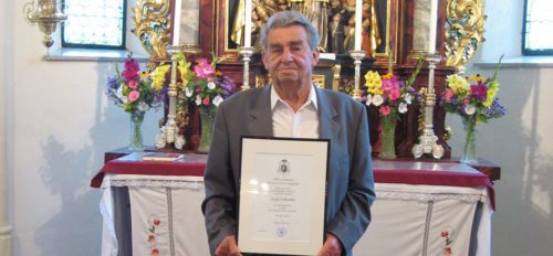 Jože Schwann že 65 let vestno in zanesljivo oprav­lja službo organista in mežnarja v župniji Loga vas. (© Foto: privat)