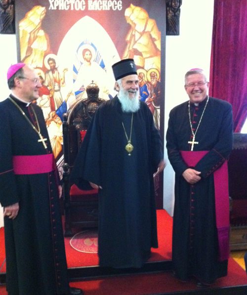 Ökumenischer Dialog: Diözesanbischof Schwarz (li.) mit Erzbischof Hočevar (re.) und dem serbisch-orthodoxen Patriarchen Irinej (© Foto: Internetredaktion / J. Marketz) Ökumenischer Dialog: Diözesanbischof Schwarz (li.) mit Erzbischof Hočevar (re.) und dem serbisch-orthodoxen Patriarchen Irinej (© Foto: Internetredaktion / J. Marketz)