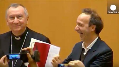 Kardinalstaatssekretär Pietro Parolin und der italienische Schauspieler, Komiker und Oscar-Preisträger Roberto Benigni bei der Buchpräsentation (© Foto: Screenshot / Euronews (Youtube)) Kardinalstaatssekretär Pietro Parolin und der italienische Schauspieler, Komiker und Oscar-Preisträger Roberto Benigni bei der Buchpräsentation (© Foto: Screenshot / Euronews (Youtube))