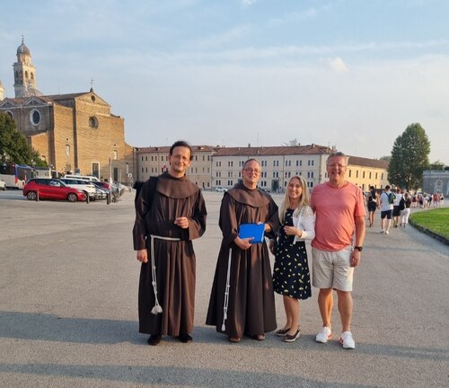 Vor der Basilika Santa Giustina (v.l.n.r.: Br. Moritz Windegger OFM, P. Emmanuel-Maria Fitz OFM und Monika und Ferdinand Dreger)<br />
Foto: Monika Dreger