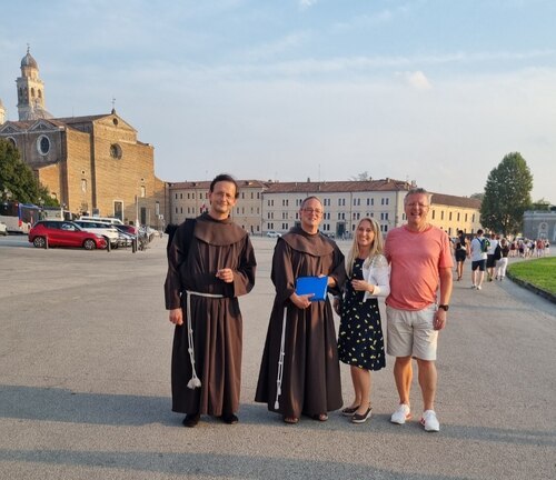 Vor der Basilika Santa Giustina (v.l.n.r.: Br. Moritz Windegger OFM, P. Emmanuel-Maria Fitz OFM und Monika und Ferdinand Dreger)<br />
Foto: Monika Dreger Vor der Basilika Santa Giustina (v.l.n.r.: Br. Moritz Windegger OFM, P. Emmanuel-Maria Fitz OFM und Monika und Ferdinand Dreger)<br />
Foto: Monika Dreger