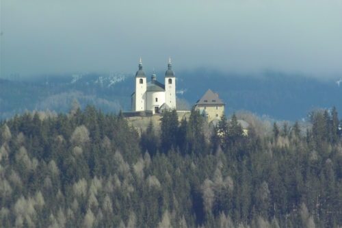 Die Wallfahrtskirche Maria Hilf ob Guttaring.... (© Foto: Pirzl G.)