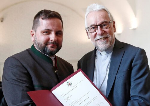 Bischof Dr. Josef Marketz überreicht an Pfarrer Martin das Dekret zur Ernennung zum „Bischöflichen Geistlichen Rat“. Foto: Pressestelle/Eggenberger