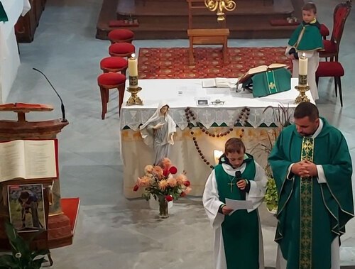 Hl. Messe in St. Stefan am Weltmissions-Sonntag 2022. Ministrant und Pfarrer beim Bußakt. Das Plakat beim Ambo weist uns auf MISSIO hin. Foto: P.St.