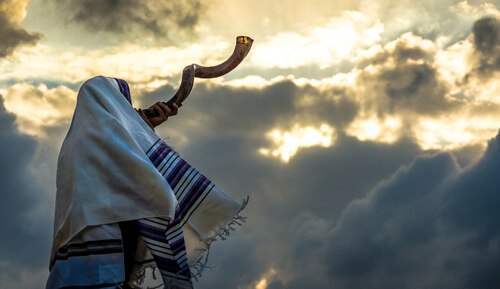 Foto: iStock-John Theodor<br />
Die Bezeichnung „Jobeljahr” stammt vom hebräischen Wort jobel, das ursprünglich „Widder/Bock” bedeutete. Aus Widder hörnern wurde das Blasinstrument Schofar gebaut und sollte zur Eröffnung eines Erlassjahres geblasen werden. Foto: iStock-John Theodor<br />
Die Bezeichnung „Jobeljahr” stammt vom hebräischen Wort jobel, das ursprünglich „Widder/Bock” bedeutete. Aus Widder hörnern wurde das Blasinstrument Schofar gebaut und sollte zur Eröffnung eines Erlassjahres geblasen werden.