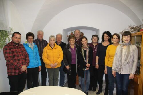 Besprechung und Fototermin für die Plakataktion „Ehrenamt“ mit Mag.a Cornelia Gallo (5. v. r.) von der Katholischen Aktion Kärnten am 11. Feber 2020 im Pfarramt St. Stefan. (Foto: PSt.)