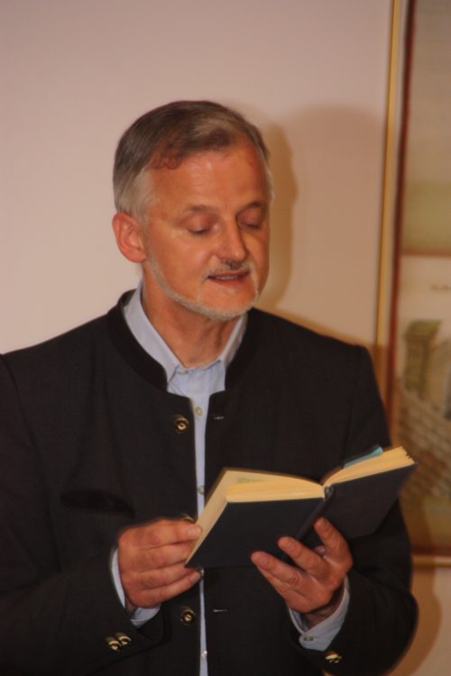 Mag. Josef-Klaus Donko liest aus seinen Lieblingsbüchern vor. (© Foto: P. Rupitsch)