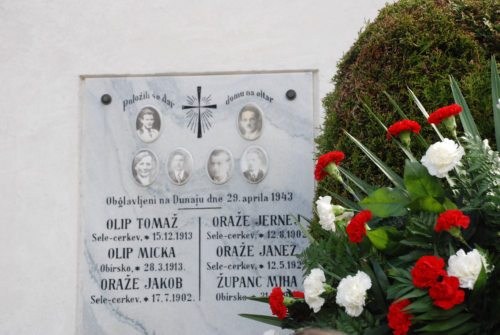 Spomenik žrtvam pred staro cerkvijo v Selah (foto: Gotthardt) Spomenik žrtvam pred staro cerkvijo v Selah (foto: Gotthardt)