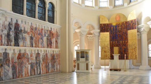 Der Altarraum in der Seminarkirche Tanzenberg - Seccomalerei und Altar von Valentin Oman (Foto: KH Kronawetter)