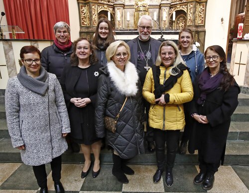 Die neuen Pastoralassistentinnen Bertoncel, Gsodam, Dworski, Stockhammer, Kahle, Maier, Maier-Tschojer und Schöffmann (v. l. ) mit Bischof Marketz; Foto: Diözesan-Pressestelle/Eggenberger