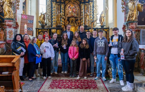 Gruppenfoto der Firmlinge mit Pfarrer KR Mag. Helmut Mosser, PGR-Obmann Christoph Brunner (hinten) und Frauen des Kirchenchors (links)<br />
nach dem Gottesdienst (© Foto: Mag. Bernhard Wagner).