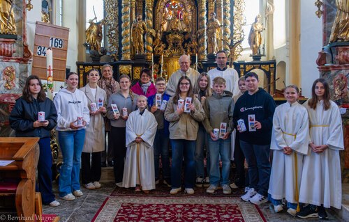 Gruppenfoto der Firmlinge mit Pfarrer KR Mag. Helmut Mosser, PGR-Obmann Christoph Brunner, Kirchenchorleiterin und Organistin Theresia Feistritzer und Rosina Rothleitner (hinten) (© Foto: Mag. Bernhard Wagner).