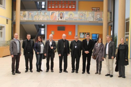 Bischof Schwarz und Kardinal Puljic besuchen mit der Kärntner Delegation das Schulzentrum in Senica. (© Foto: Haber) Bischof Schwarz und Kardinal Puljic besuchen mit der Kärntner Delegation das Schulzentrum in Senica. (© Foto: Haber)