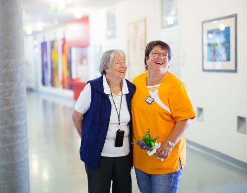 Der Kontakt mit älteren Menschen als erfüllende Begegnung auf Augenhöhe (hier im „Haus Martha“ der Caritas in Klagenfurt) (© Foto: Caritas/Haus Martha)