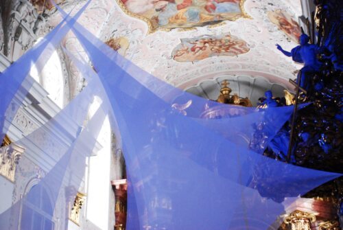 Voda, alfa in omega je bilo geslo umetniške inštalacije v celovški stolnici leta 2012: umetnica Helma Rud. (Nedelja)