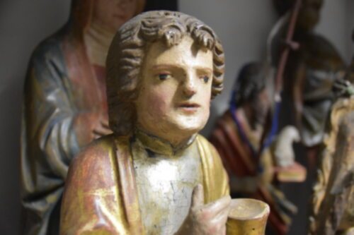 Eines der 16 “Kabinettstücke“: Statue Hl. Johannes Evangelist, A. 16. Jh., Herkunft: St. Peter ob Gurk: Foto: R. Schiestl Eines der 16 “Kabinettstücke“: Statue Hl. Johannes Evangelist, A. 16. Jh., Herkunft: St. Peter ob Gurk: Foto: R. Schiestl
