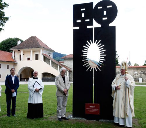 &nbsp;Bischof Schwarz, Künstler Hofmeister (3. v. l.) und Internet-Chefredakteur Kronawetter (1. v. l.) vor der Skulptur “Begegnung“ im Gurker Stiftshof (im Bild mit Bischöflichem Zeremoniär Kelich)&nbsp;&nbsp;&nbsp;<br />
Foto: Pressestelle/Höher