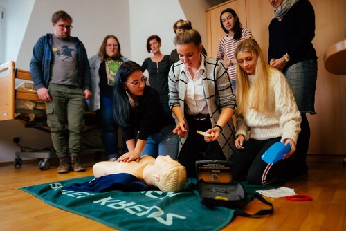 Die Caritas Schulen qualifizieren die Studierenden für einen Job in der Altenarbeit oder Behindertenbegleitung. (Foto: Daniel Gollner/Caritas)