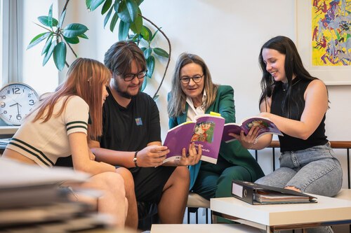 Die neue provisorische Leiterin Ines Lackner – im Bild mit Studierenden – lädt zum Infoabend am kommenden Freitag in die SOB Klagenfurt. Foto: Johannes Leitner/Caritas