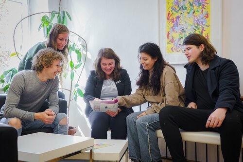 Schulleiterin Eva Daisenberger mit Studierenden. Foto: Caritas/Johannes Leitner Schulleiterin Eva Daisenberger mit Studierenden. Foto: Caritas/Johannes Leitner