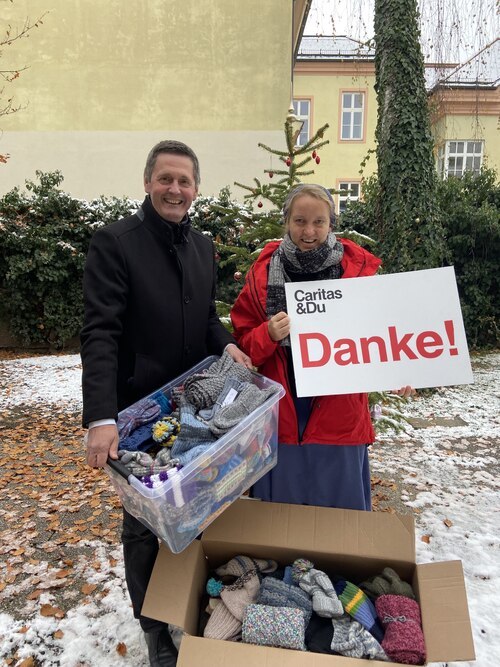 Dompfarrer Peter Allmaier übergibt an Sr. Grete Traußnig die wärmenden Strickware der Aktion “Stricken gegen die Kälte“ (Stadtpastoral/Binder)