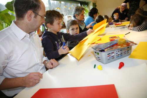 Blick in die Weihnachtspostwerkstätte: Buben und Mädchen vom SOS-Kinderdorf Moosburg mit dem Sonntagsteam (© Foto: Georg Haab) Blick in die Weihnachtspostwerkstätte: Buben und Mädchen vom SOS-Kinderdorf Moosburg mit dem Sonntagsteam (© Foto: Georg Haab)