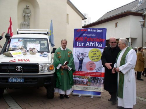 Pfr.Ernst Windbichler bei der Übergabe des Autos mit Herrn Kumpfmüller und Dr.Josef Kopeinig (© Foto: MIVA Austria)