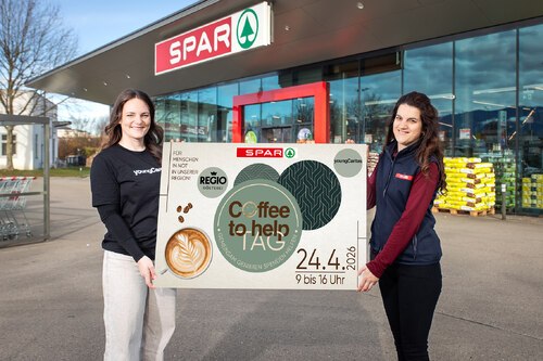 Engagement, das verbindet: Jugendliche der youngCaritas unterstützen gemeinsam mit SPAR-Mitarbeiter*innen den SPAR Coffee to help-Tag – am Foto Sarah Lerchster (youngCaritas) und Fata Kurtovic vom SPAR-Supermarkt in der Lodengasse in Klagenfurt. (Foto © SPARgleissfoto)