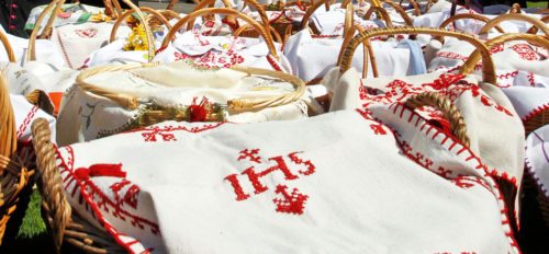 Traditionellerweise bedeckt ein gesticktes IHS die Körbe mit den Osterspeisen (© Foto: Pressestelle/Eggenberger)