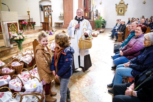 Bei den <strong>Speisesegnungen </strong>kommen stets viele Familien mit Kindern: <a data-cke-saved-href=“https://www.kath-kirche-kaernten.at/pfarren/detail/C3258/segnung-der-osterspeisen9“ href=“https://www.kath-kirche-kaernten.at/pfarren/detail/C3258/segnung-der-osterspeisen9“ target=“_blank“>https://www.kath-kirche-kaernten.at/pfarren/detail/C3258/segnung-der-osterspeisen9</a> - Foto: © Georg Brandstätter Bei den <strong>Speisesegnungen </strong>kommen stets viele Familien mit Kindern: <a data-cke-saved-href=“https://www.kath-kirche-kaernten.at/pfarren/detail/C3258/segnung-der-osterspeisen9“ href=“https://www.kath-kirche-kaernten.at/pfarren/detail/C3258/segnung-der-osterspeisen9“ target=“_blank“>https://www.kath-kirche-kaernten.at/pfarren/detail/C3258/segnung-der-osterspeisen9</a> - Foto: © Georg Brandstätter