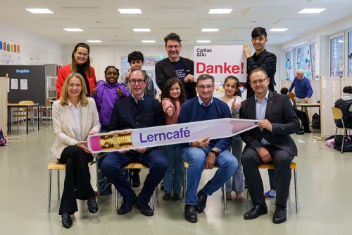 Engagement für die Fachkräfte von morgen: Der Präsident und der Direktor der Wirtschaftskammer Kärnten, Jürgen Mandl (2. v. re vorne) und Meinrad Höfferer (1. v. re vorne), Timo Springer (2. v. li vorne) und Claudia Mischensky (1. v. li vorne) – Präsident und Geschäftsführerin der Industriellenvereinigung Kärnten – sowie Direktor Ernst Sandriesser und Roberta Striedinger von der Caritas bei einem Besuch eines Lerncafés in Klagenfurt. - Foto: Caritas/Johannes Leitner&nbsp;&nbsp;