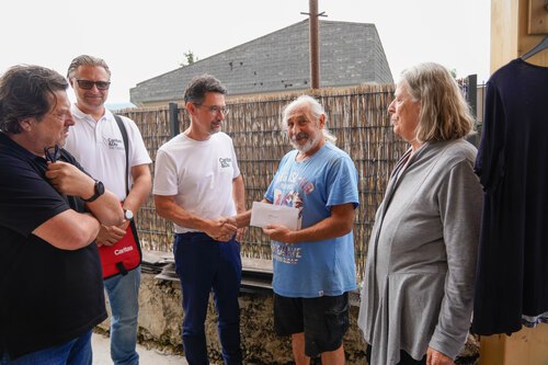 Dankbar für die Soforthilfe: Herr B. aus Bleiburg (2. von re) mit Gattin, Caritasdirektor Ernst Sandriesser und Krisenstabsleiter Christian Eile (2. v. li). (Foto: Caritas) Dankbar für die Soforthilfe: Herr B. aus Bleiburg (2. von re) mit Gattin, Caritasdirektor Ernst Sandriesser und Krisenstabsleiter Christian Eile (2. v. li). (Foto: Caritas)