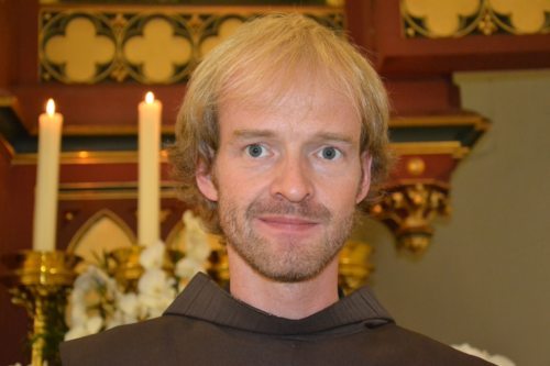 P. Benedict Sperl empfängt durch Bischof Schwarz das Sakrament der Priesterweihe.  (© Foto: Hans Dohr)