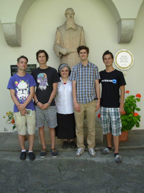 Sr. Johanna und die vier Auslandszivildiener Jordan, Pototschnig, Matti und Gaugeler (v. l. n. r.) vor ihrer Abreise nach Südafrika (© Foto: Kloster Wernberg ) Sr. Johanna und die vier Auslandszivildiener Jordan, Pototschnig, Matti und Gaugeler (v. l. n. r.) vor ihrer Abreise nach Südafrika (© Foto: Kloster Wernberg )