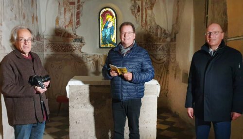 Fessl, Prasch, Kapeller (v. l.) vor dem Glasfenster „Maria mit Kind“ (um 1420/1430), Winterkirche in Maria Wörth; Foto: KK
