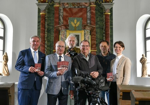 Sauer, Kapeller, Neumüller, Prasch, Sabotnik und Schiestl (v. l.) beim „Servus, Srečno, Ciao“-Dreh in Agoritschach; Foto: ORF